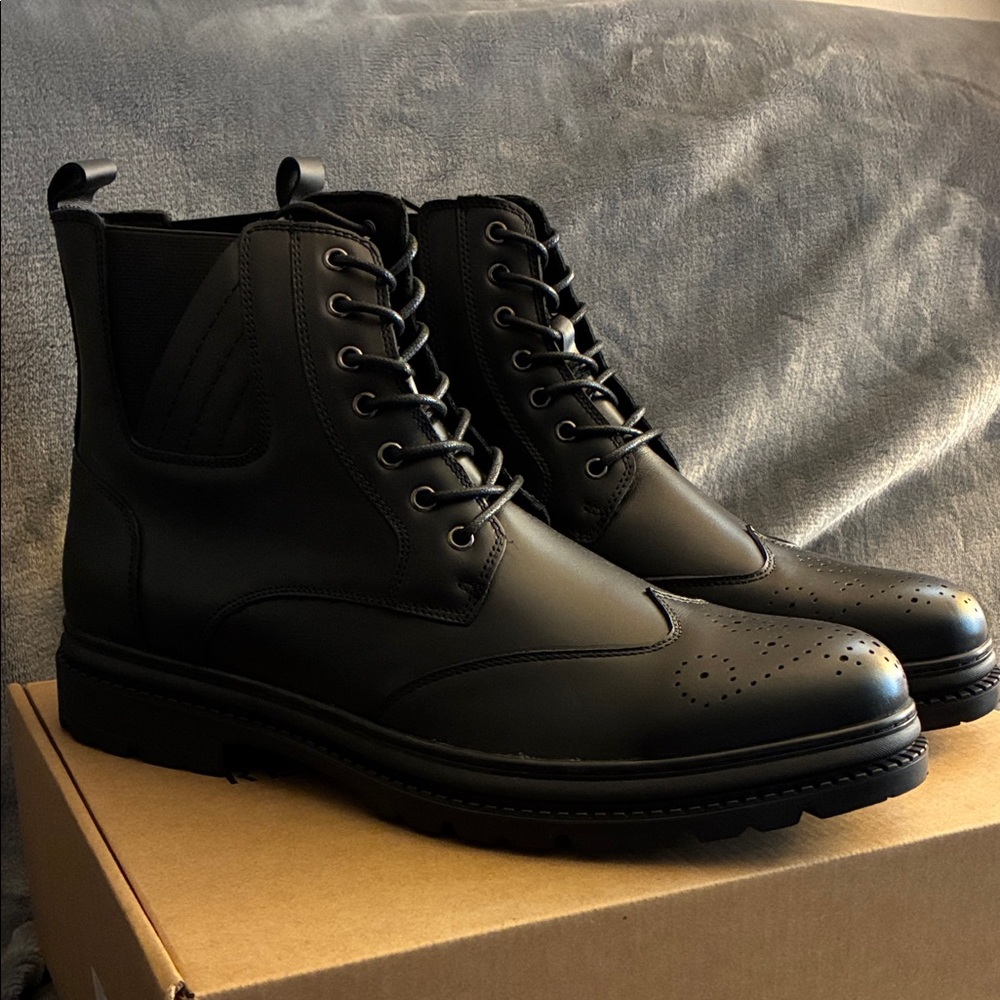 Classic Black Men's Lace-Up Boots
